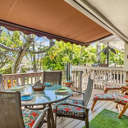 Upgraded Chic Condo With Lush Gardens